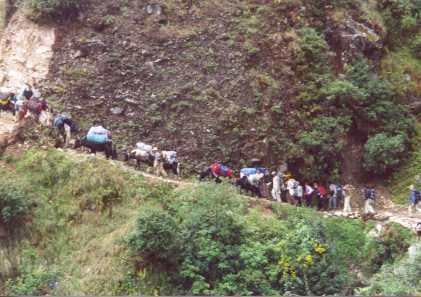 Main road to Phakding.jpg (23444 bytes)